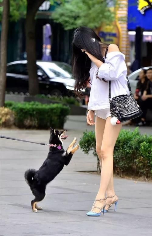 街拍：女生搭配高跟鞋，时尚魅力又优雅