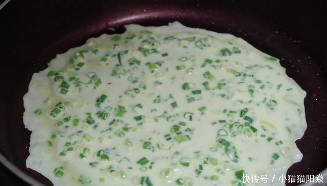 不用揉面,不用电饼铛,只要10分钟,轻松做出3张香葱薄饼,好吃