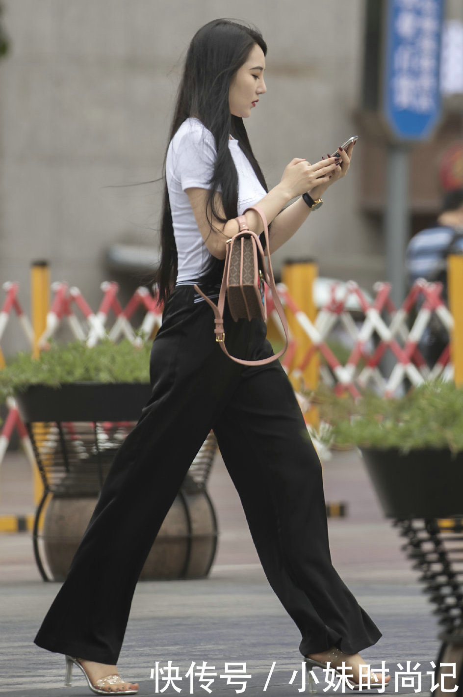 街拍：长裤搭配高跟鞋，打造出女性婀娜多姿的曲线美