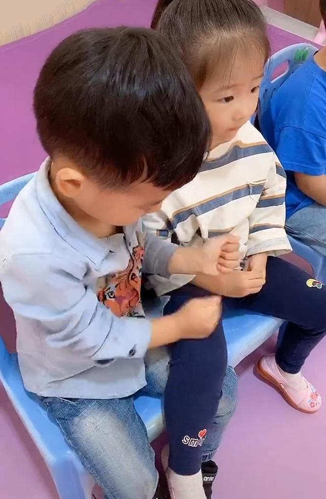 一条龙|熊孩子上幼儿园,给女同学提供“一条龙”按摩服务,老师无法淡定