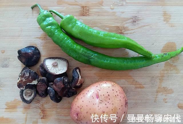 土豆和它一起炒,比炒土豆丝好吃,全家都爱吃,太香了