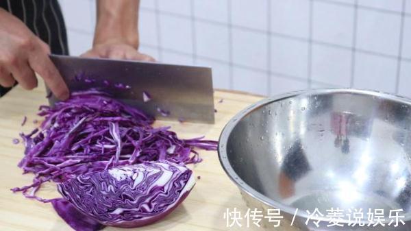 厨师长|饭店的凉拌紫甘蓝为啥好吃,看了厨师长的操作,自己做零失败