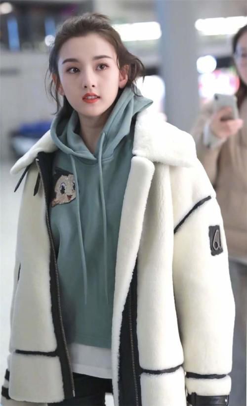 卫衣＋外套＝今冬最火混搭风格！休闲又时尚，不费力就能变时髦