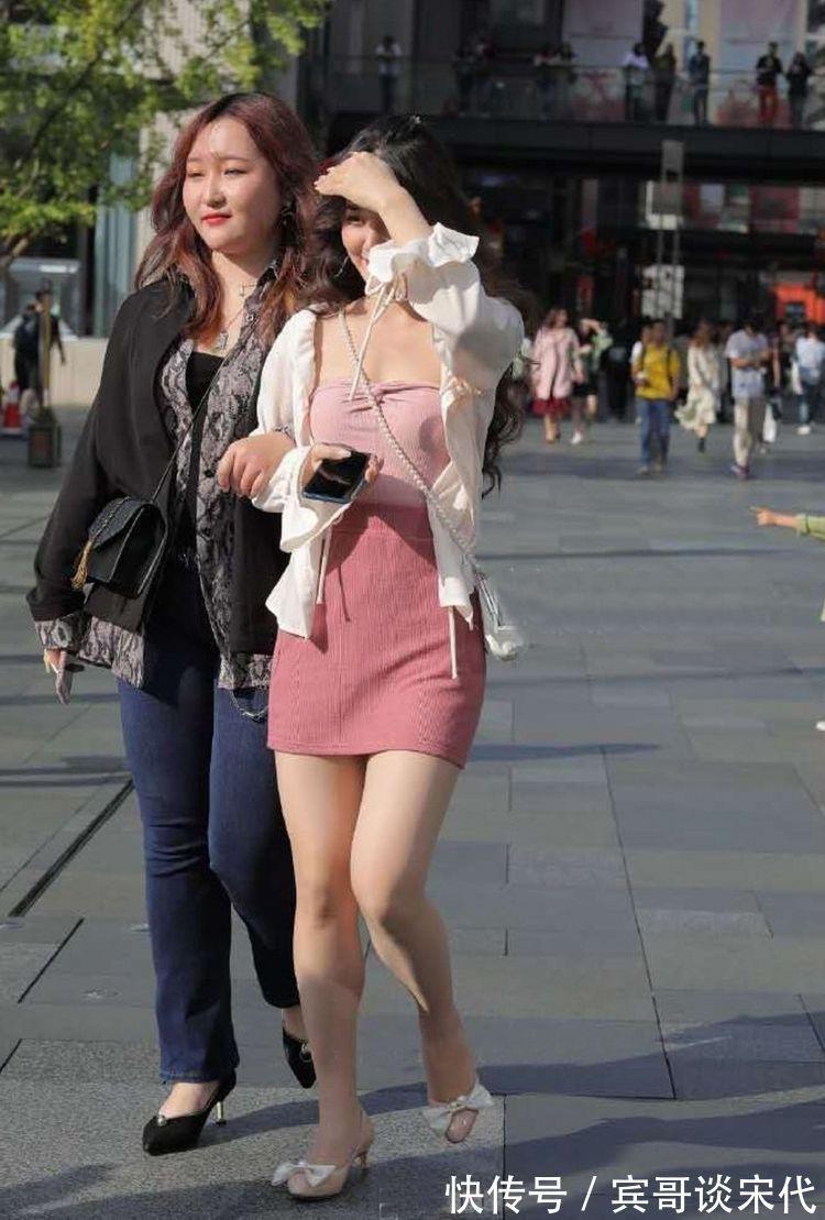 街拍|街拍:浅蓝色套装既优雅又有职场干练感,夏日清爽搭配榜上有名