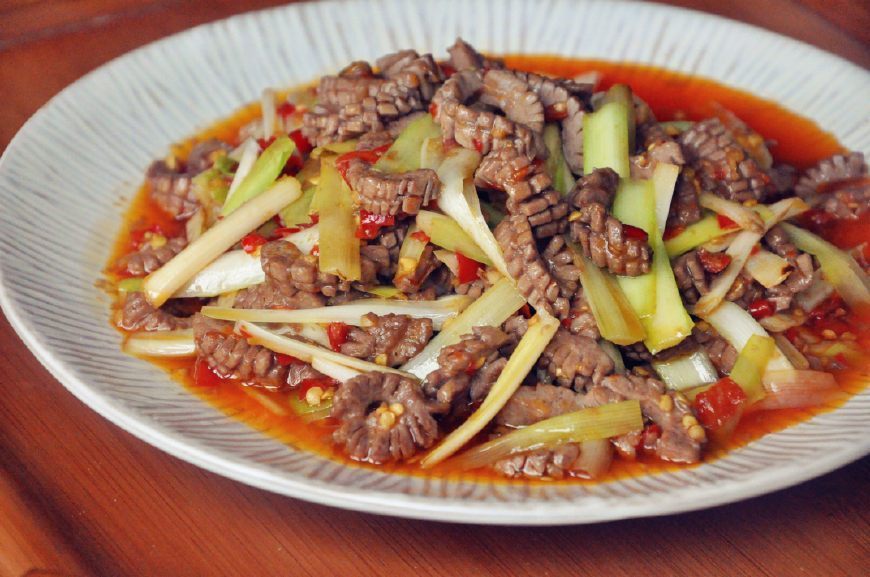这菜贵是贵点,却是宴客的硬菜,鲜辣爽口,很多人爱吃却不会做