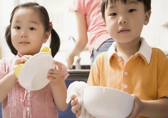 餐桌|孩子将来孝不孝顺，吃顿饭能看出有几种表现的娃，往往是孝子