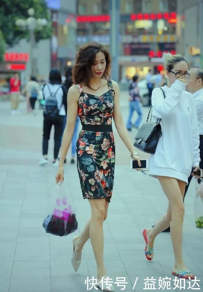一字带|美女脚上搭配上一双尖头的高跟鞋,走在路上能够散发出无限的魅力