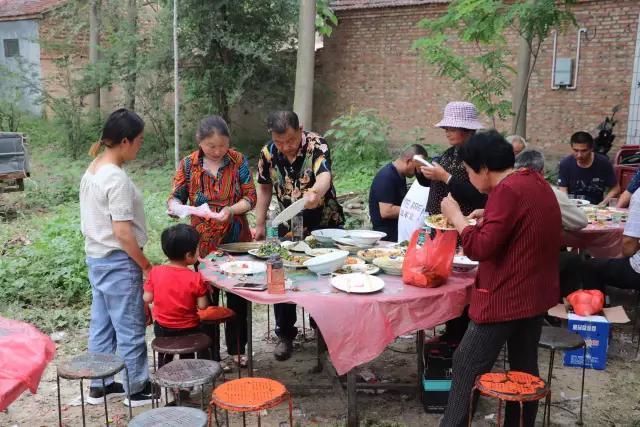 在農(nóng)村吃大席,飯桌上的這幾幕真讓人受不了,我是餓著肚子回家的
