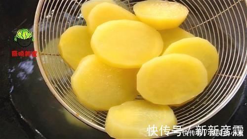 土豆片|土豆这样做真好吃,饭店都买不到,咸香适口,葱香浓郁,太解馋了