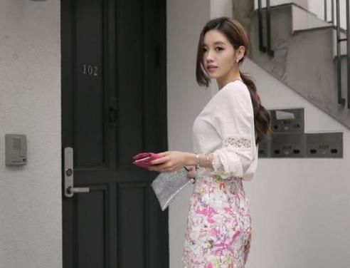  美女|美女穿搭：紧身裙展现出知性的一面，无法抗拒其美感