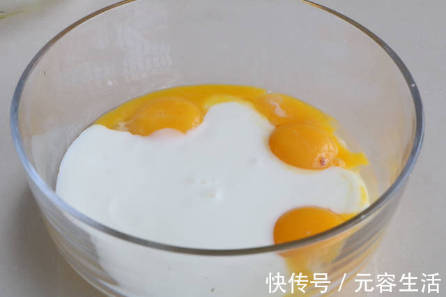 面粉|面粉里加1瓶酸奶,不用烤不用炸,好吃不上火,出锅女儿吃撑了