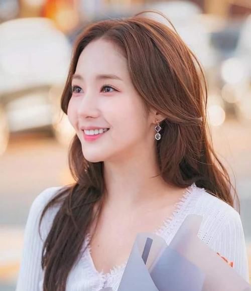 ?“黄头发”早就过时了，2020年流行这3种发色，显白又高级