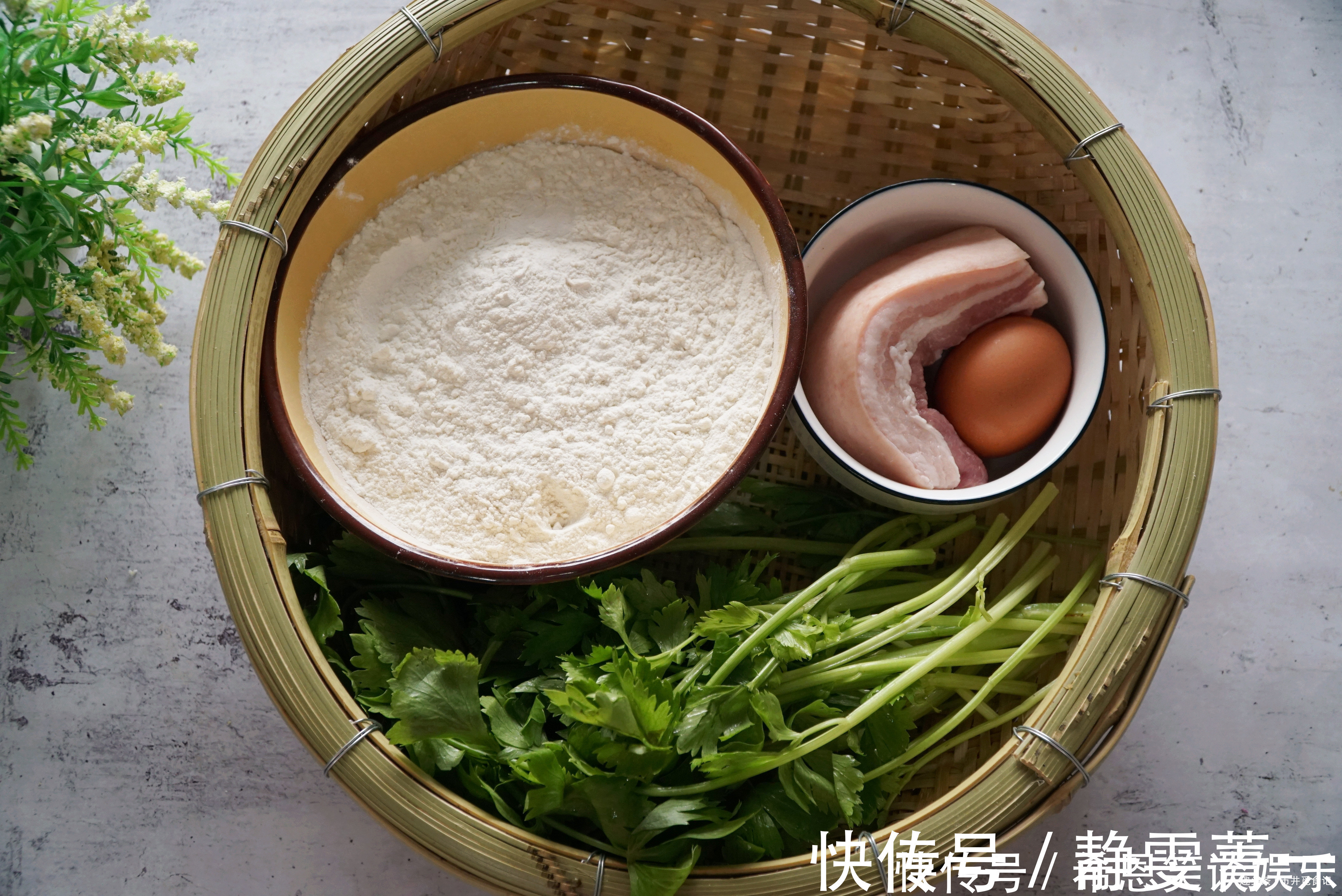 做馅饼,和好面直接包可不行,多加一步,松软酥脆,放几天都不硬