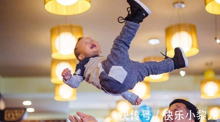 宝妈|看了婆婆给宝宝做的辅食,宝妈气得埋头痛哭,后悔没有自己带娃