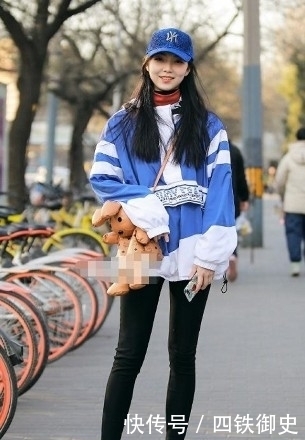 牛仔裤|路人街拍,黑色皮质外套搭配黑色紧身牛仔裤,小姐姐穿搭很减龄啊