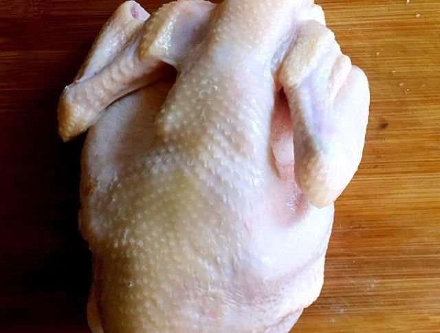 电饭锅烧整鸡，不加一滴水，鸡肉连带骨头都酥香软烂，唇齿留香