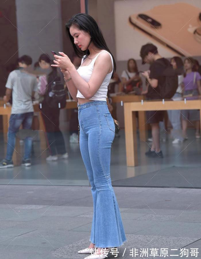 背心 白色背心吊带镂空面料美女搭配“浅色牛仔裤”,时尚又漂亮显身材