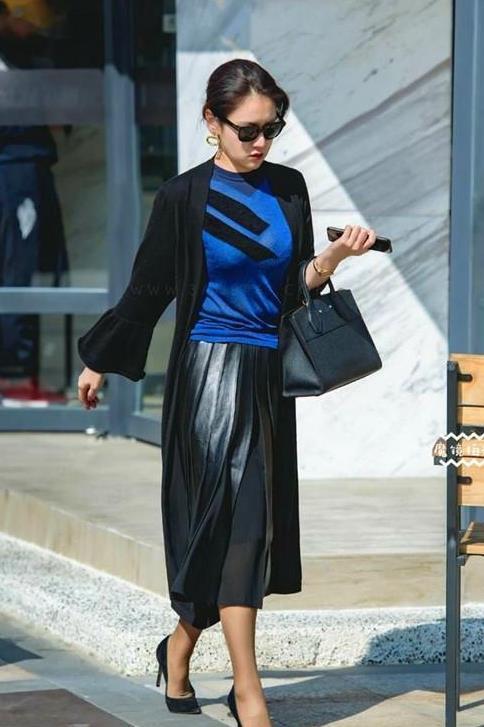 街拍:雪肤花貌的小姐姐,一条浅蓝色的连衣裙,时尚女神气质