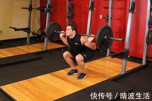 膝盖|完成一个标准的深蹲,是从站位和下蹲开始的