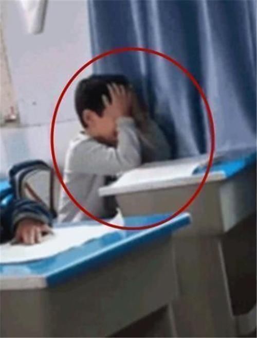 阅读|男孩考试因看不懂试卷偷偷抹泪,看了一眼周围同学后,果断放弃