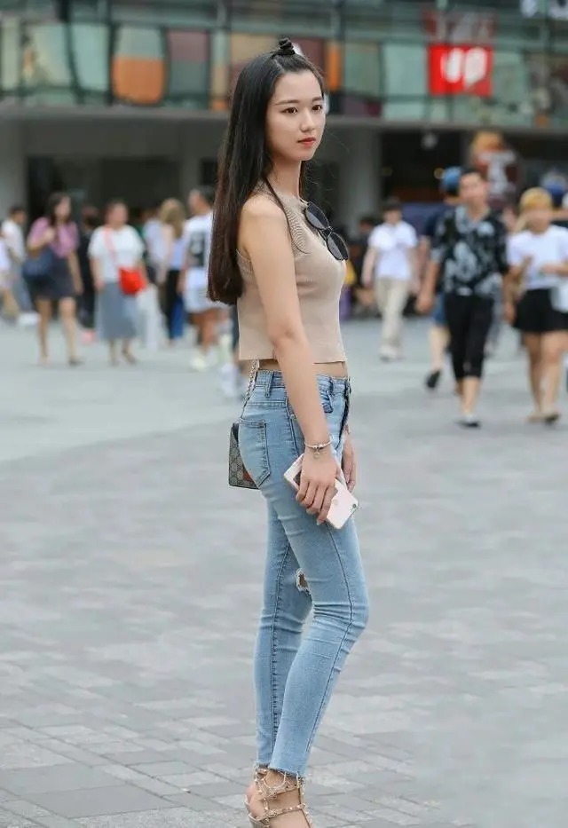穿搭 时髦精都爱破洞牛仔裤，搭配浅咖色无袖衫，清新美丽又显年轻活力