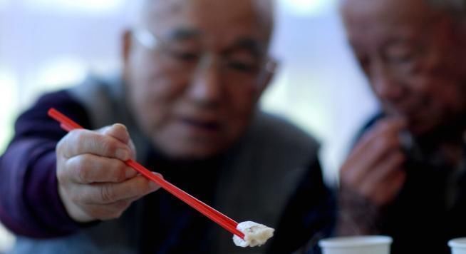 羽毛球|六旬老人常吃1物,甘油三酯到1.5,手不麻、头也不晕