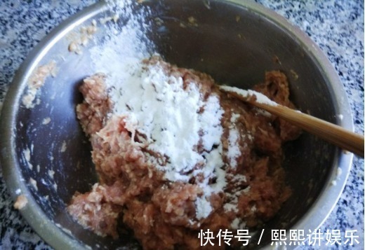 可口|50年大厨:不管炸什么丸子,多加这1“步”,丸子保证香脆可口