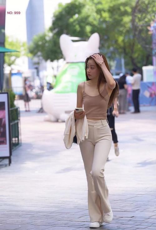 男生眼中的初恋穿搭，吊带背心搭配修身长裤，充满青春活力