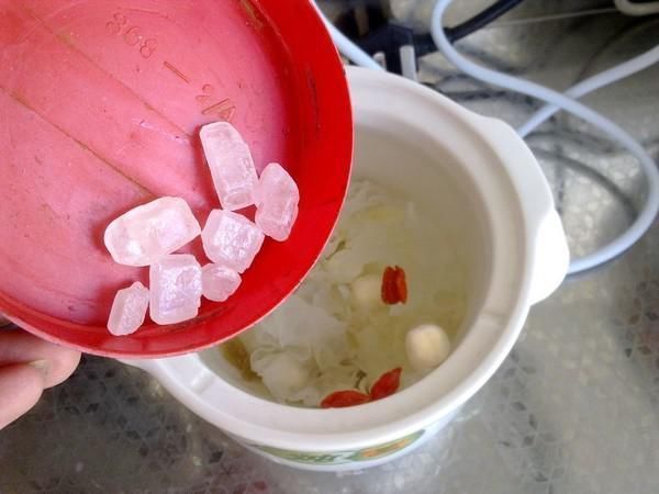 葡萄干|三种食材一起炖,睡前喝一碗,胜过“安眠药”,倒头就是一整夜