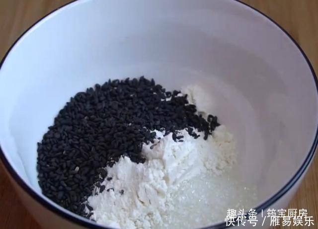 油酥糖饼这样做,孩子再也不吃零食了,又酥又甜,全家都爱吃