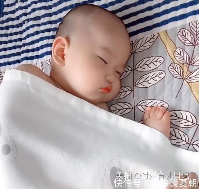 妖娆|宝宝睡姿能有多“妖娆”妈妈掀开被子那一刻就像是在开盲盒