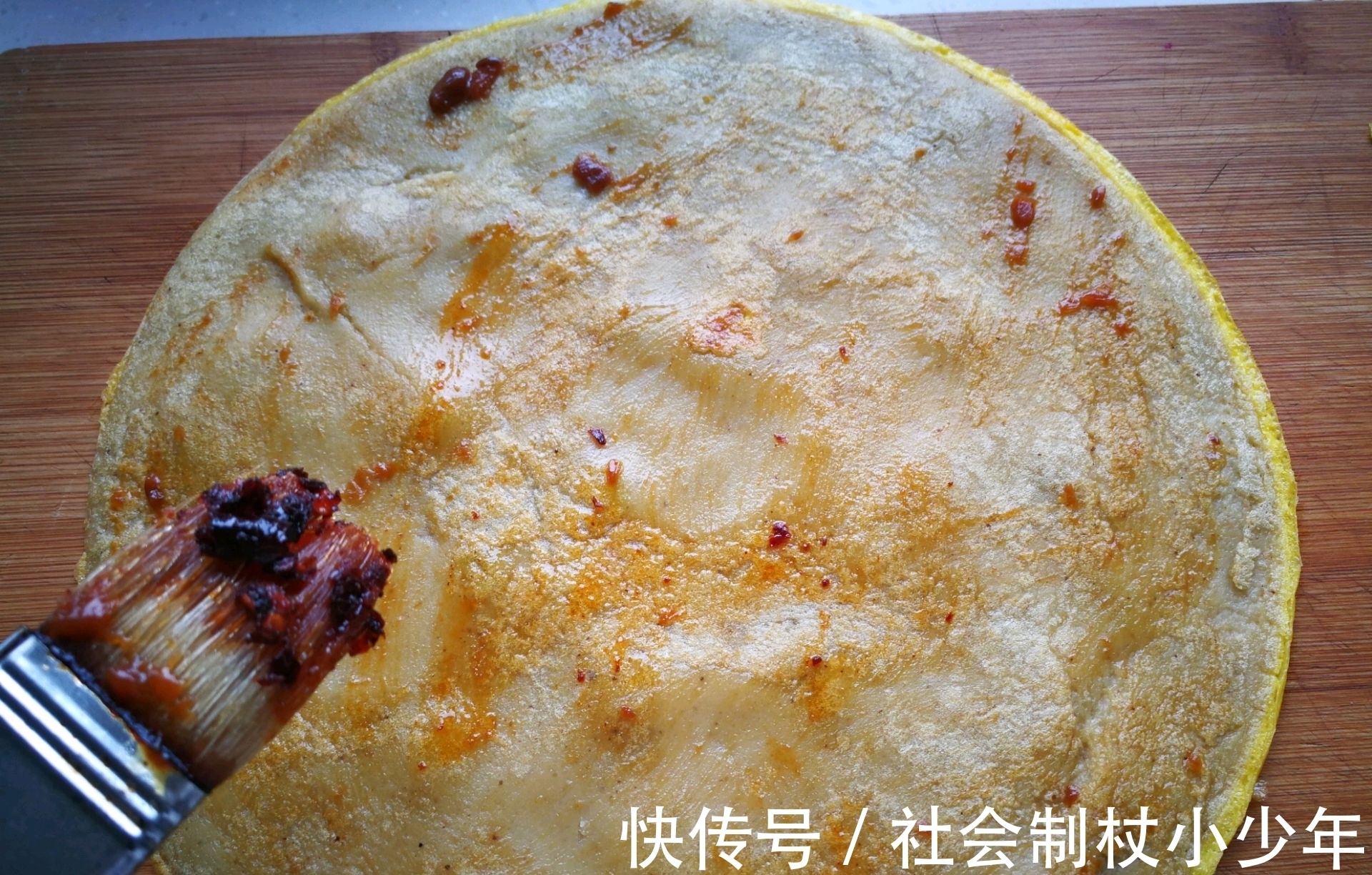 黑芝麻|早餐在家做鸡蛋煎饼，又薄又软，想吃什么加什么，方便快捷