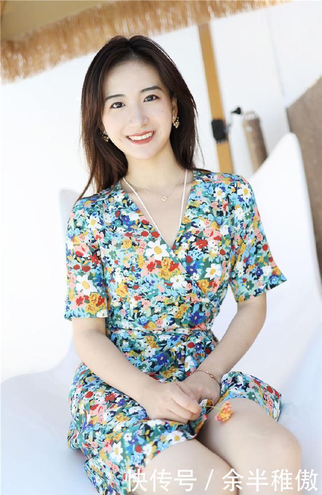 别把碎花裙穿成阿姨裙，选对款式，你也能魅力四射