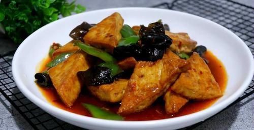 都会觉得比不上自己家里面的家常菜的味道,美味的家常腐竹,待客也是很合适