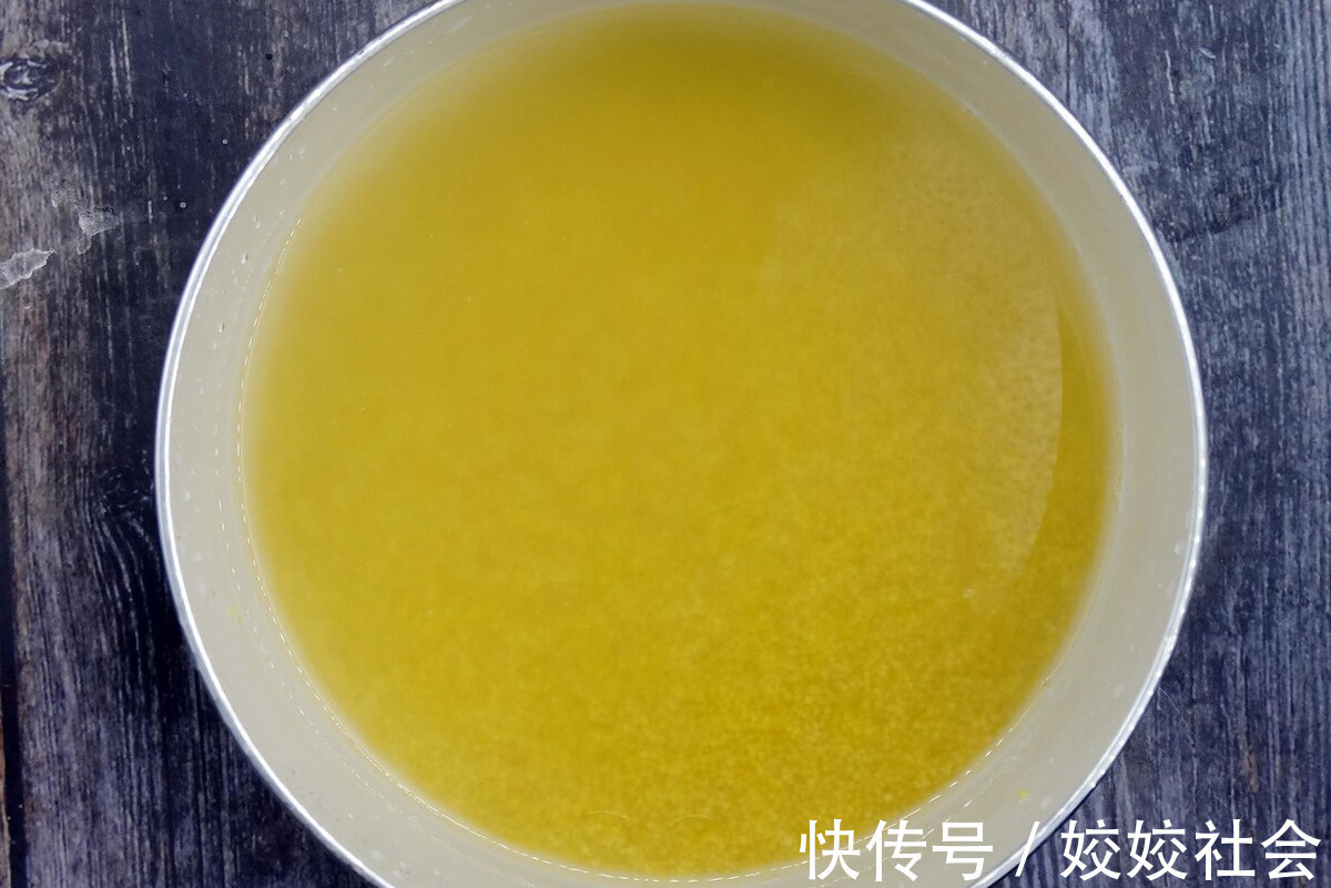 诀窍|煮小米粥有诀窍,别只会用清水煮,多做这2步,米粥香浓有米油
