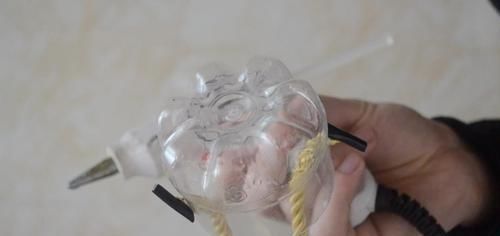 塑料瓶上穿一根绳子真厉害,这个用途懂的人还不多,早知道早受益