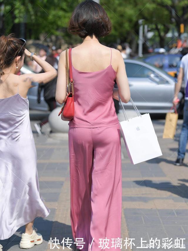 粉色|小妹妹可爱短发,粉色上衣套大秀身材,减龄时尚