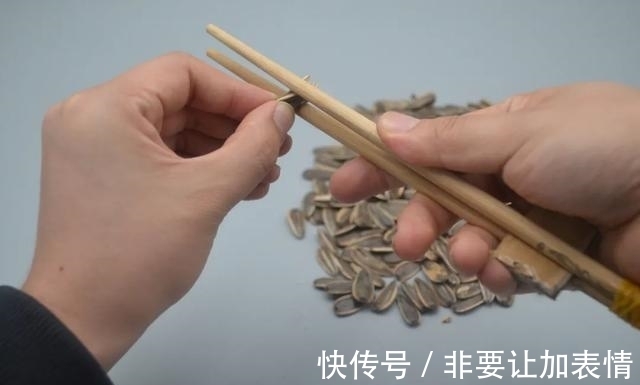 瓜子谁还用手剥?只需要一把钥匙,分分钟剥一大碗,不脏嘴不伤手