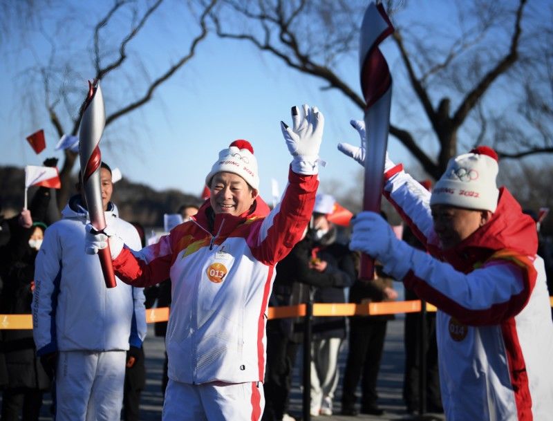 “双奥火炬手”濮存昕颐和园火炬传递现场图来了！|组图 | 火炬