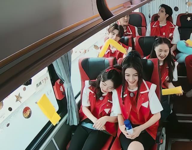 肩膀|譚松韻靠baby肩膀, 誰注意李沁的反應(yīng), 暴露女明星之間真實關(guān)系