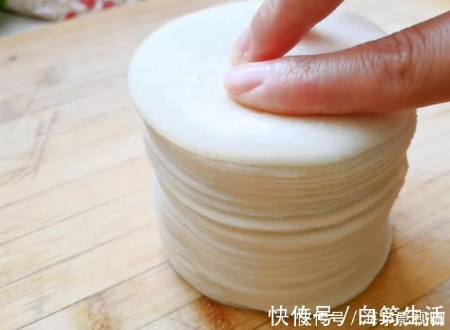 早餐别再吃油条了,1块钱饺子皮,一擀一卷,5分钟解决全家人早餐