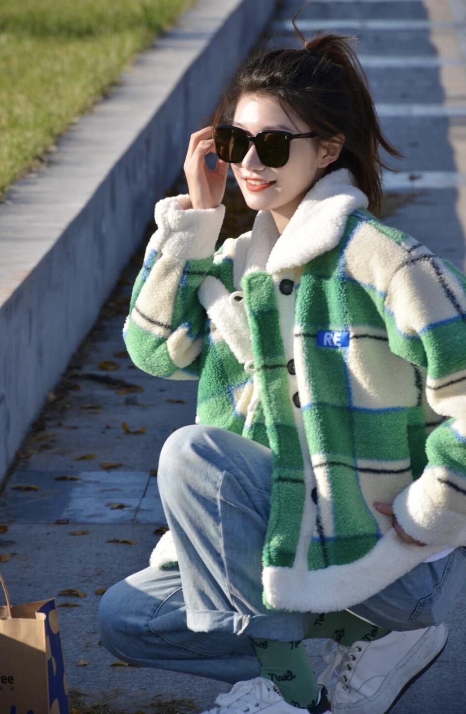 单品 冬季减龄首选当然是“羊羔绒外套”,以下款式实用洋气,赚足回头率