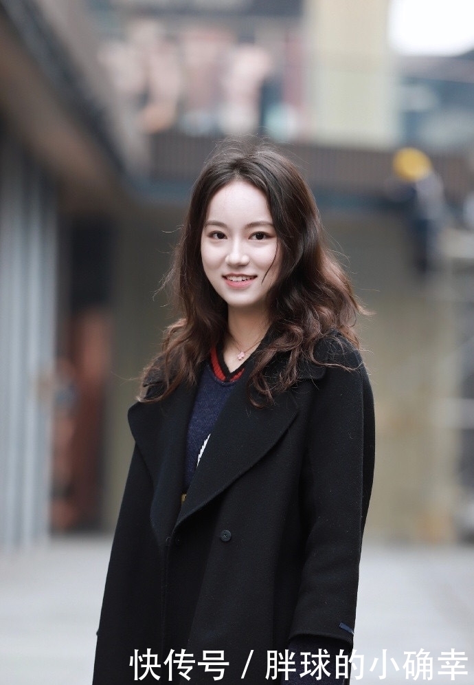 街拍：温婉可人的小姐姐，展现曼妙身姿！