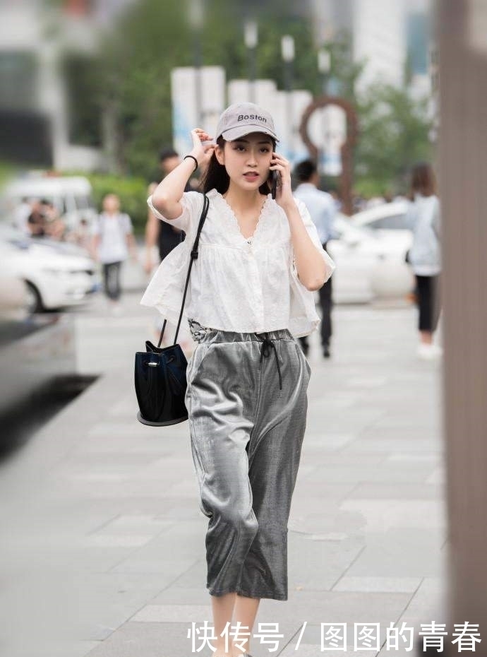 街拍：越来越多的姑娘开始选择外穿瑜伽裤，线条美感十足！