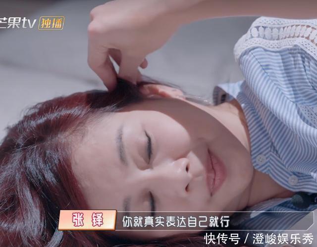 儿媳妇|黄圣依给婆婆洗澡,陈松伶跪地为婆婆穿鞋,孝顺背后是老公的差距