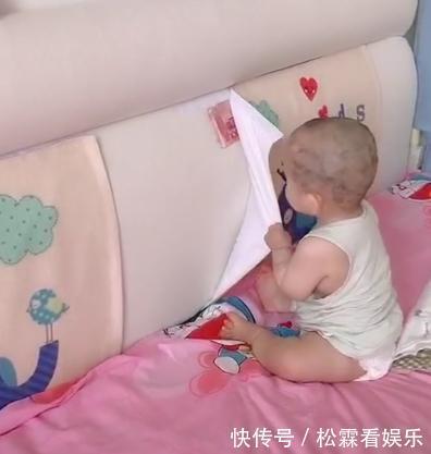 破坏|宝宝撕开床头贴纸,却有了意外收获,网友笑称将功补过