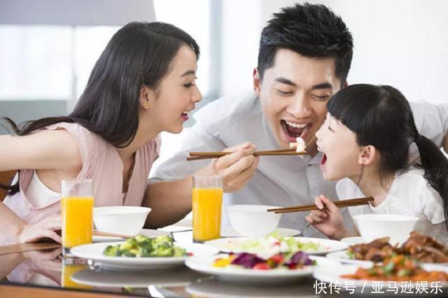 宝妈|萌娃趁宝爸不注意,盯上他的奶茶,偷偷摸摸小心的样子逗翻宝妈