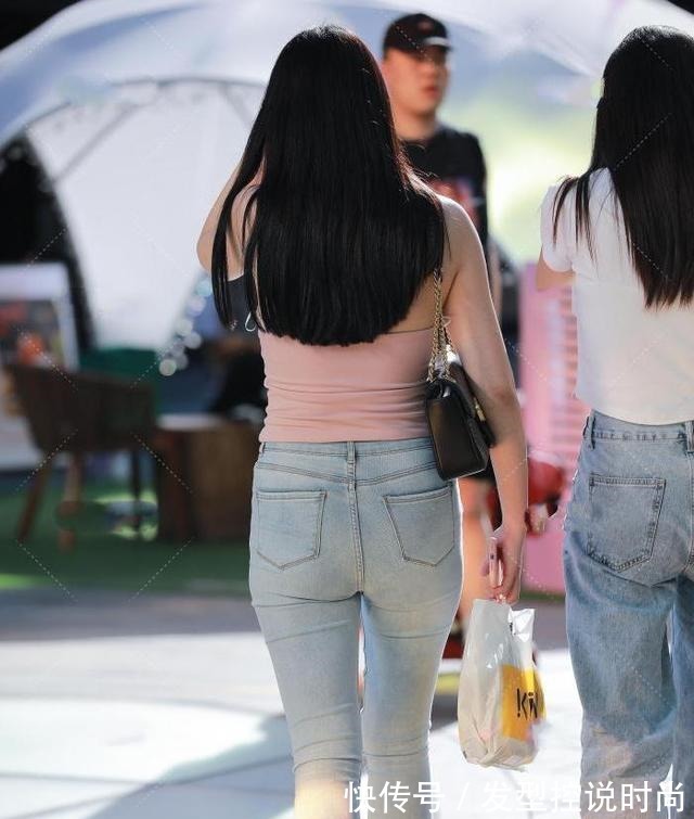 小妹妹 粉色挂脖上衣搭配浅色牛仔裤,青春减龄,尽显优雅气质!