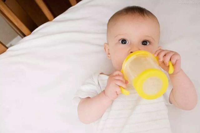 新生儿|新生儿的发育不能大意 在这个月份有两个举动 就说明发育迟缓
