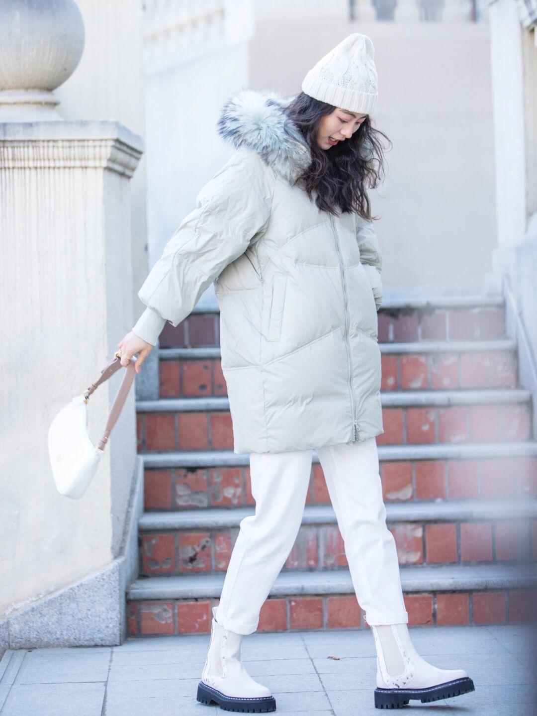 白色 冬天穿羽绒服也不要乱搭,试试这些搭配方式,时髦精致又有个性
